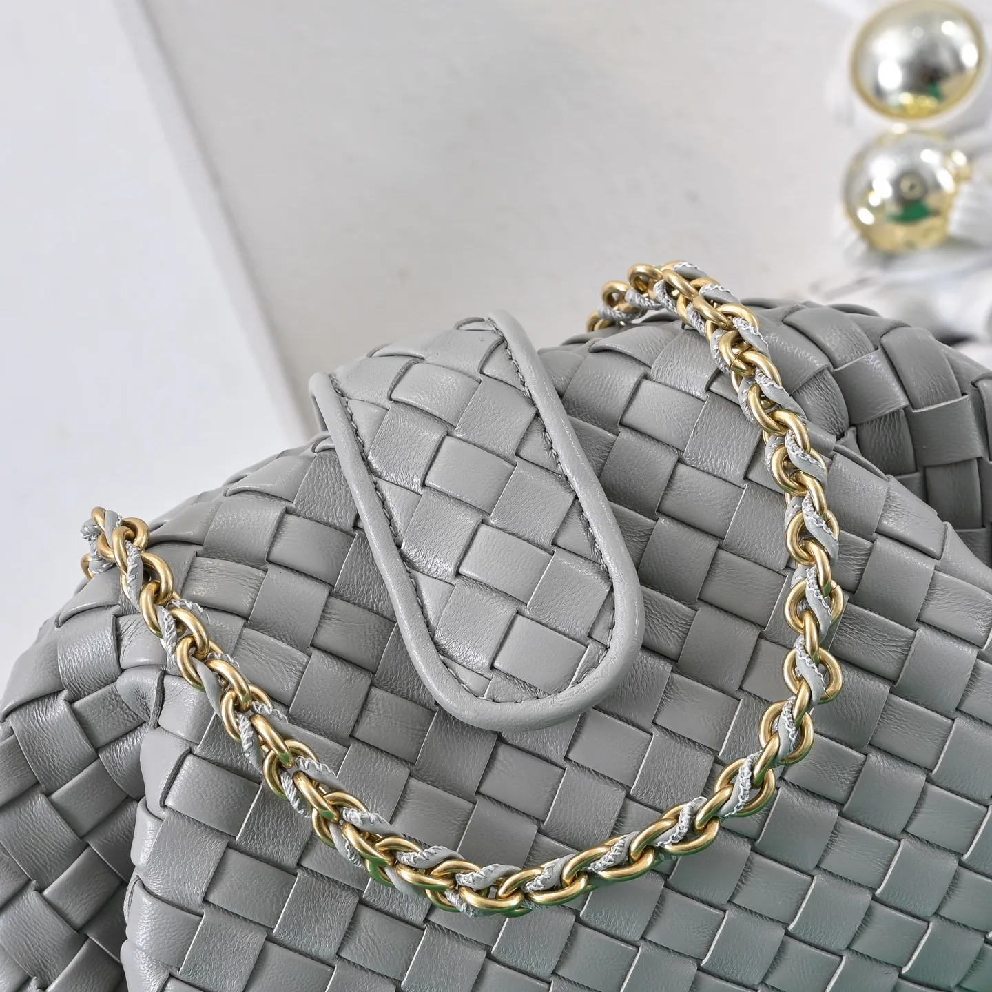 Batch 1880 BOTTEGA VENETA LAUREN 1980 small clutch bag is new! The small size that many people are squatting on is finally here. The self-adjustable zipper is a highlight of this bag. After being removed, it can be used as a handbag for important occasions. One bag unlocks two carrying methods at the same time. It is practical and has a unique sense of structure and beautiful lines. It is more elegant than a small cloud. It is a tribute to the classics and the pursuit of modernity. Style number: 4038 Size: 27*15*8cm